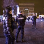 Des policiers avant les célébrations du Nouvel An, le 31 décembre à Paris. D. R.